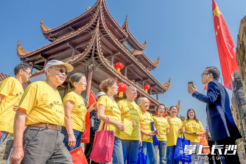 社區(qū)老人們在志愿者的陪同下，登上天心閣古城樓,，遠(yuǎn)瞰星城的美麗秋景,，零距離感受天心古閣的風(fēng)華神韻。照片均為長沙晚報全媒體記者 陳飛 攝 