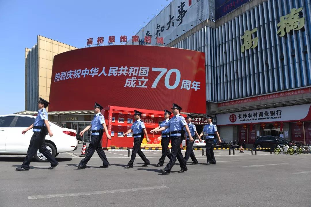 民警、輔警在高橋大市場附近巡邏,。 警方供圖