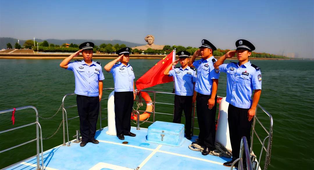 水警們在巡邏船上一同敬禮，向祖國致敬,。 警方供圖