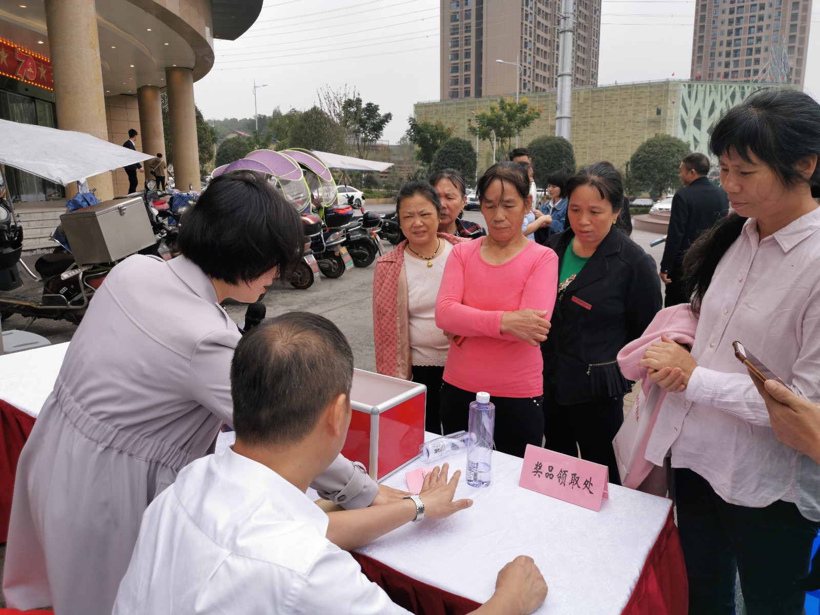 今日，一年一度的市住建行政執(zhí)法局“法治長(zhǎng)沙 幸福萬(wàn)家”執(zhí)法宣傳活動(dòng)正式拉開(kāi)序幕,。