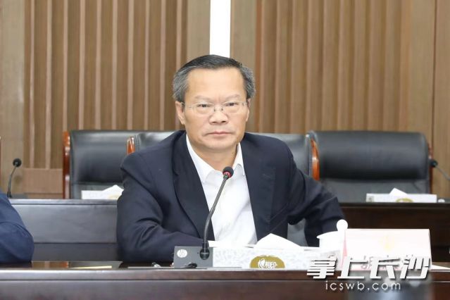 會議研究全市控?zé)煿ぷ?。原則通過《關(guān)于明確長沙市控?zé)焾?zhí)法主體的通知（送審稿）》。