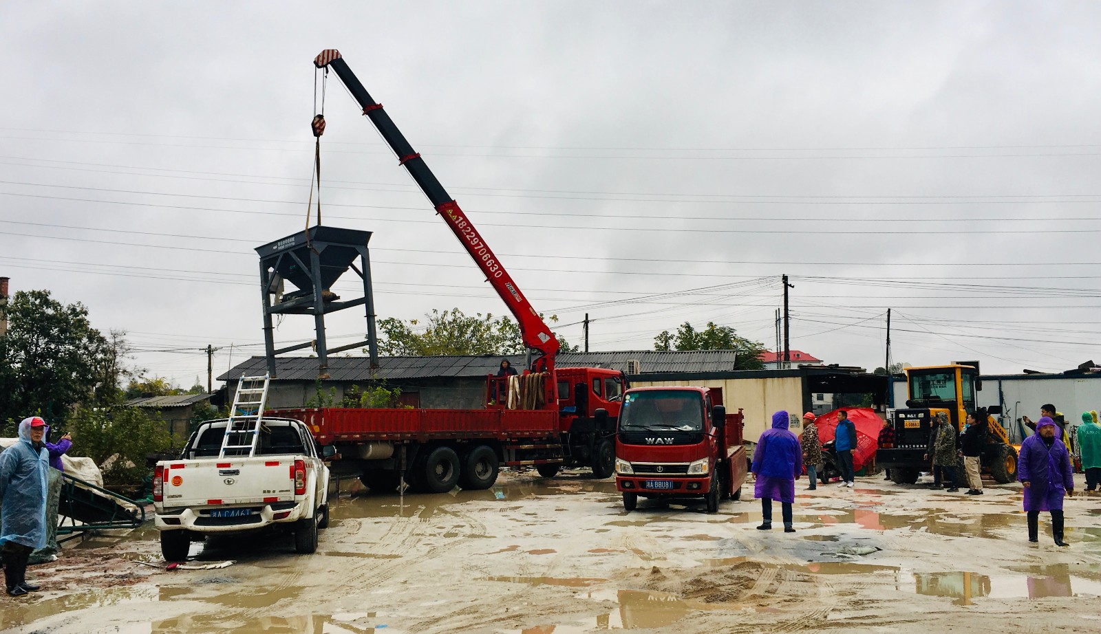 執(zhí)法人員用手機(jī)全程拍攝記錄執(zhí)法行動(dòng),，上傳新媒體平臺(tái)，公開(kāi)透明執(zhí)法細(xì)節(jié),。通訊員 浣寧 攝