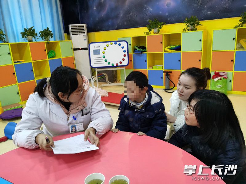 今日下午,，開福區(qū)清水塘溪泉灣小學邀請洪山街道社區(qū)衛(wèi)生服務中心的志愿者們入校為隨班就讀和送教上門的孩子義診,。