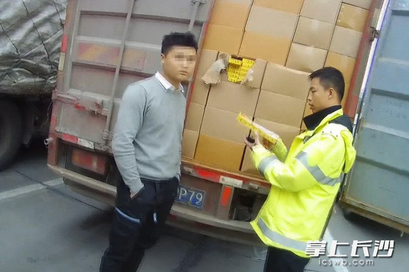 打開貨物包裝箱,，民警發(fā)現(xiàn)箱內(nèi)裝的都是煙花,。視頻截圖