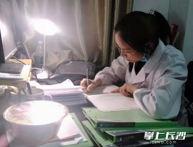 工作中的袁麗君,。