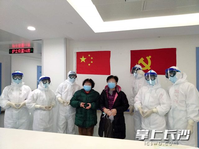 兩名患者出院前與醫(yī)護人員留影,。本文照片由武漢前線湘雅三醫(yī)院國家醫(yī)療隊提供