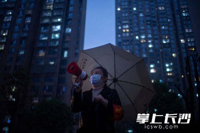 3月6日晚8點，王曼拿著小喇叭,，在東宜蘭園小區(qū)里反復播放著防疫注意事項,。長沙晚報全媒體記者 黃啟晴  通訊員 朱端武 攝影報道