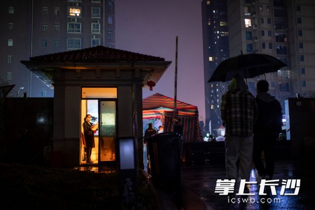 王曼在值班點,。