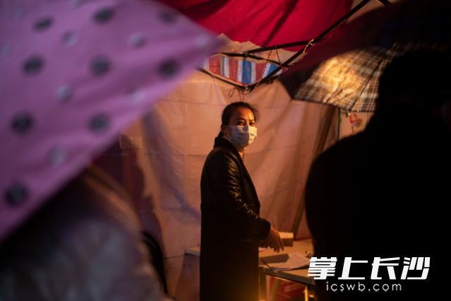 在值班點的時候,，過往居民都會和她打招呼,。