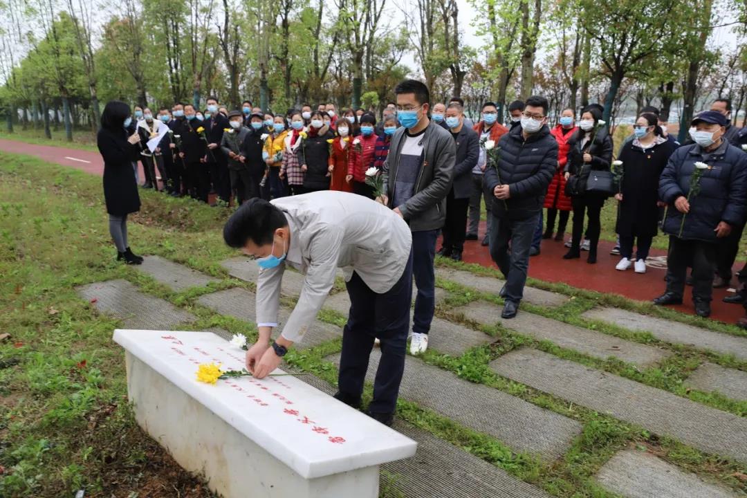 這幾天來，到雷鋒父母墓地祭掃的市民絡(luò)繹不絕,。長沙晚報(bào)通訊員 陳丹妮 攝