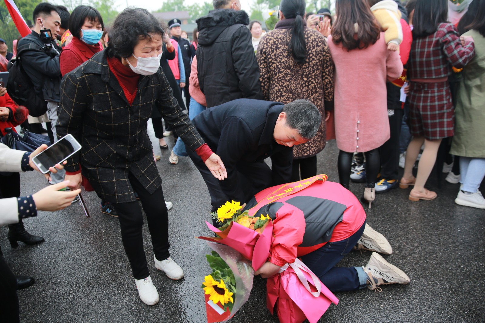 百感交集的何奇雙膝跪地謝父母,。圖片均為長(zhǎng)沙晚報(bào)全媒體記者 賀文兵 通訊員 劉靜 楊慧 攝影報(bào)道