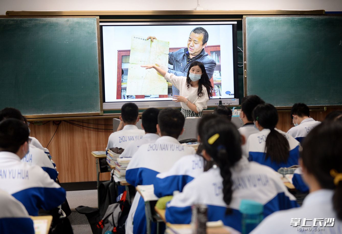 5月9日,，長沙市周南雨花中學高一年級4班班主任羅梅芳在為學生上課,。