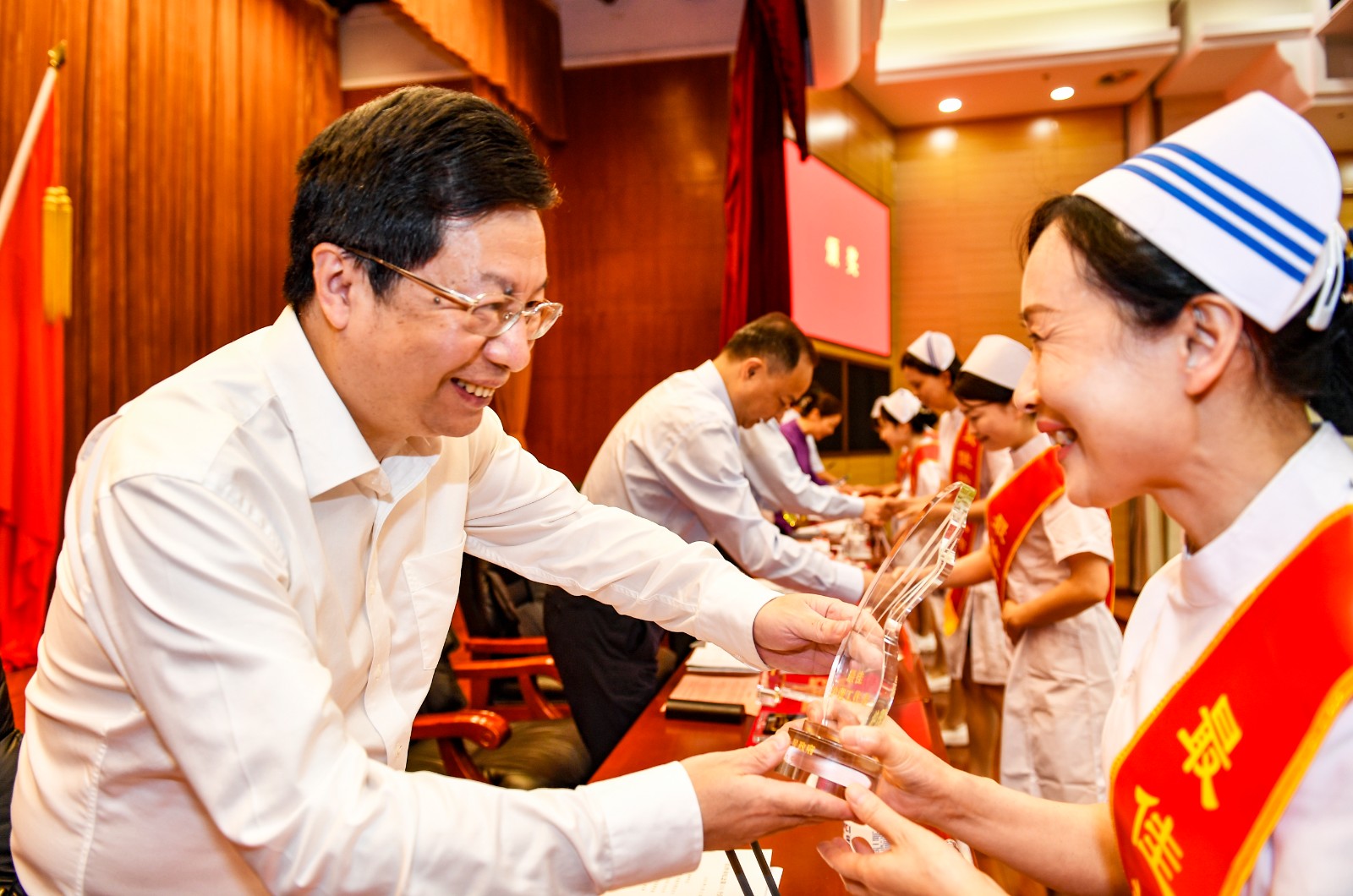 大會(huì)為一批優(yōu)秀護(hù)理工作者頒獎(jiǎng),。長(zhǎng)沙晚報(bào)全媒體記者 余劭劼 攝