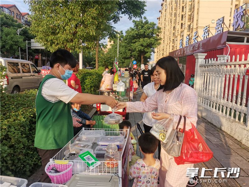 天心區(qū)先鋒街道設(shè)立的馬路市場(chǎng),，方便了市民,。照片均為長(zhǎng)沙晚報(bào)全媒體記者 王斌 攝