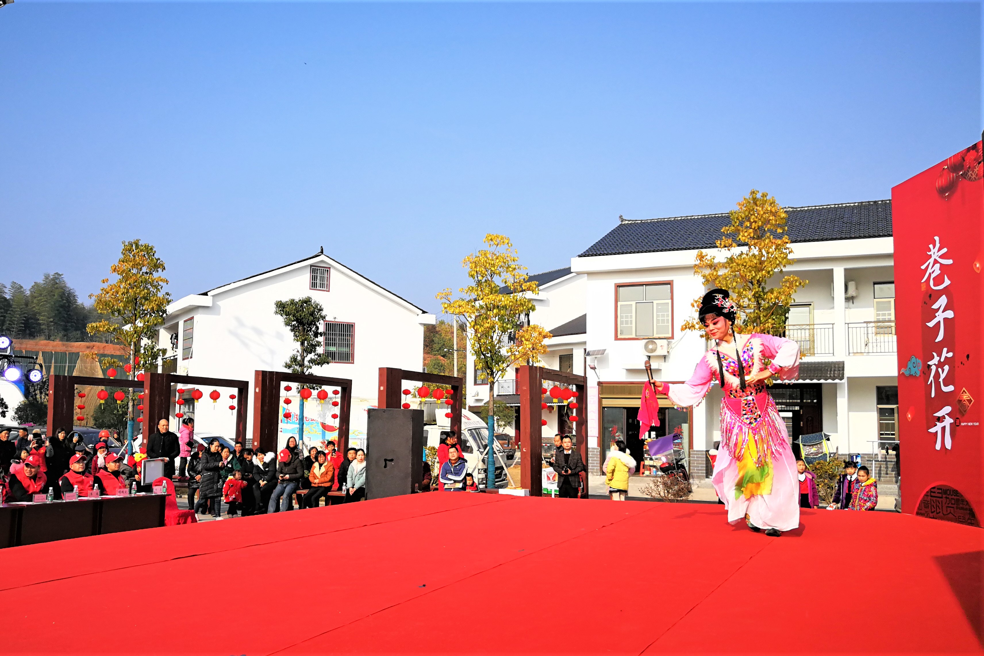 在寧鄉(xiāng)巷子口鎮(zhèn),，一場聯(lián)歡會在同心村莊舉行，這里居住著許多住房在2017年洪災(zāi)中垮塌的貧困戶,，易地搬遷之后也,，他們正迎來新生活,，享受豐富多彩的文化生活。長沙晚報全媒體記者 張禹 攝