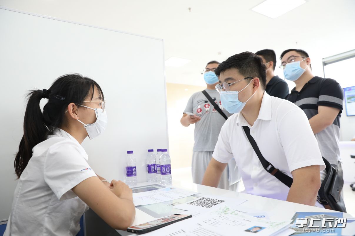“人才集市”現(xiàn)場。 圖片均由通訊員 蔣煉攝