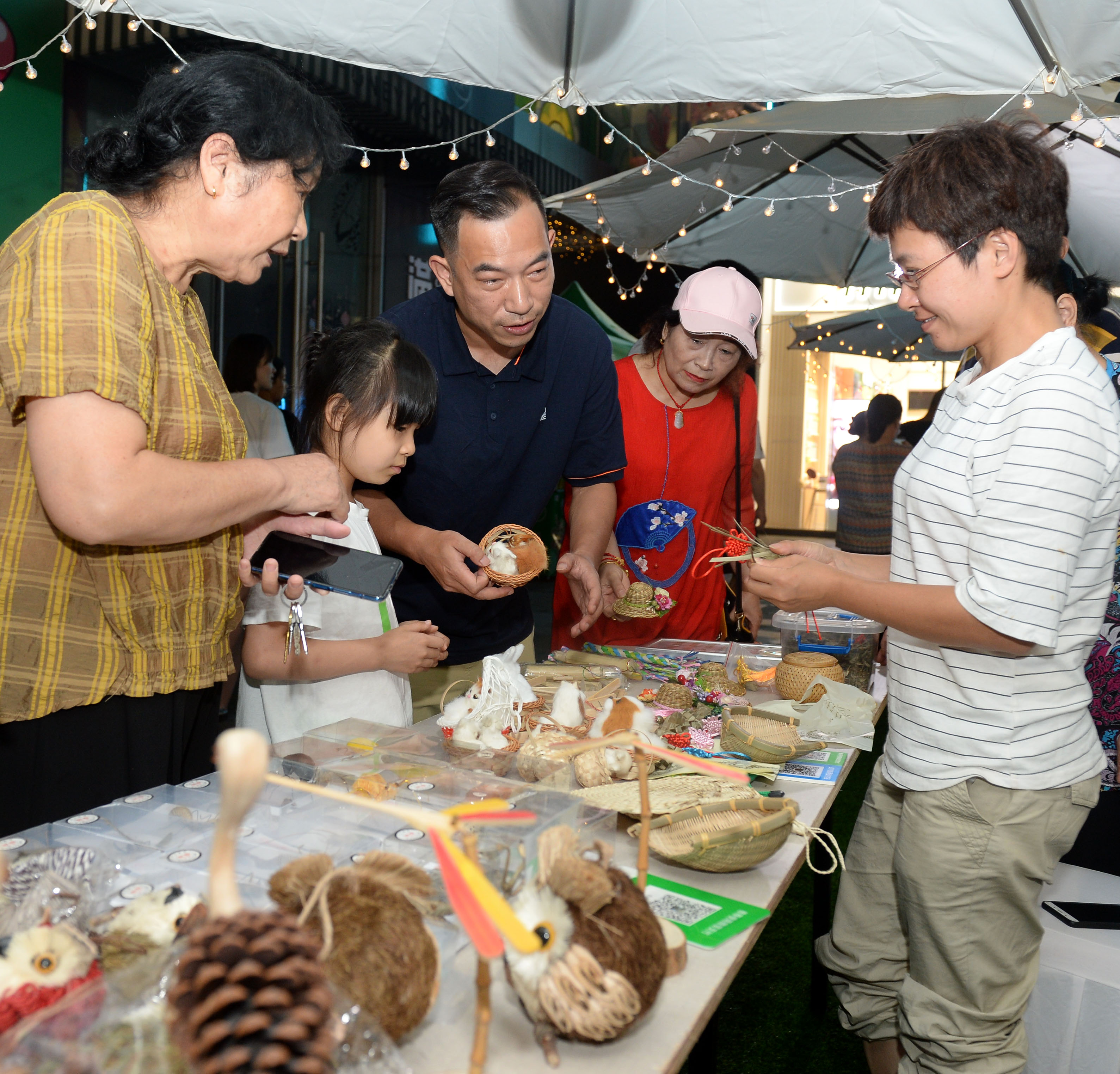 非遺棕編吸引著市民的目光,。長沙晚報全媒體記者石禎專攝 通訊員 宋丹攝影報道