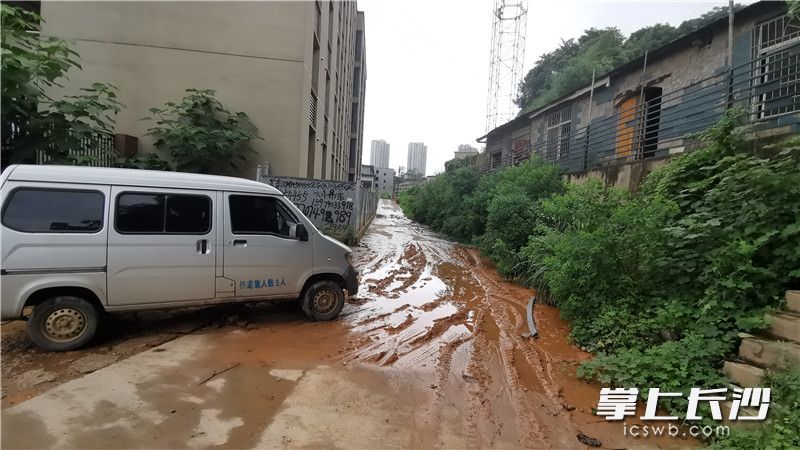 鵝羊山南側(cè)興聯(lián)村道路已經(jīng)封路,。長沙晚報(bào)全媒體記者 劉樹源 攝