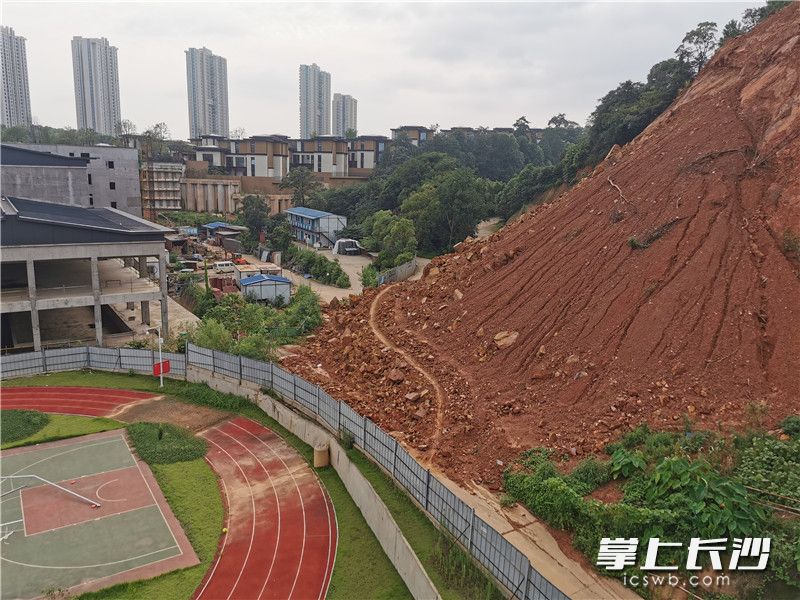 鵝羊山南側(cè)道路堵塞的地方平整出一條小徑供行人通過，存在安全隱患,。長(zhǎng)沙晚報(bào)全媒體記者 劉樹源 攝