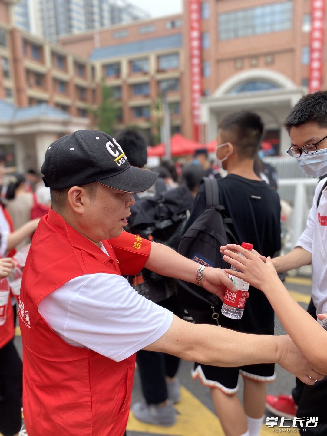 在明德天心中學(xué)外,，天心區(qū)文源街道金匯社區(qū)30余名“雷鋒志愿者”組成“文源護(hù)考志愿服務(wù)隊(duì)”為考生及家長(zhǎng)提供貼心志愿服務(wù),。長(zhǎng)沙晚報(bào)全媒體記者 匡春林 實(shí)習(xí)生 夏瑞婷 攝