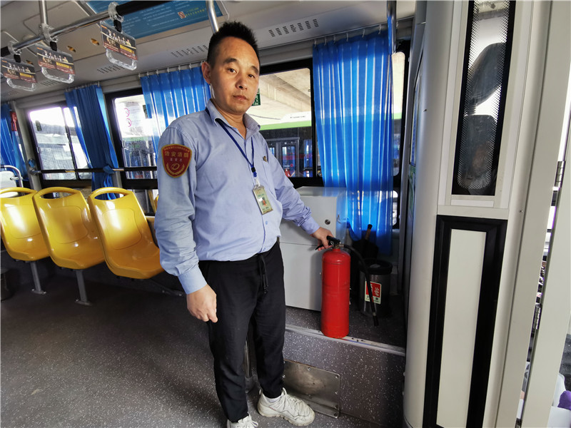 遇前車起火,，湖南龍驤巴士公司旅1路駕駛員李亮生緊急出手相救。均為長沙晚報全媒體記者劉樹源攝