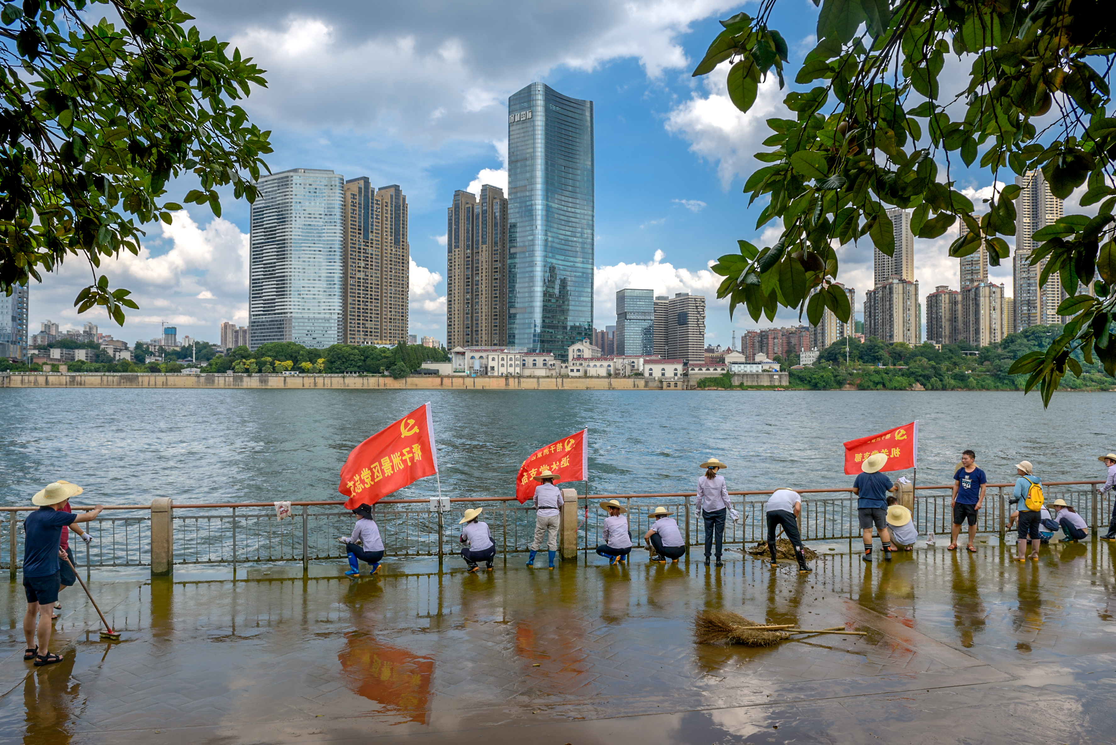 今天下午，橘子洲親水平臺,，湘江洪流剛剛退去,，地面上積了一層厚厚的淤泥，橘子洲景區(qū)管理處工作人員已經開始進行熱火朝天清淤工作,，水槍,、掃把、鏟子齊上陣,，擦洗欄桿,、沖洗地面,，忙得不亦樂乎,。