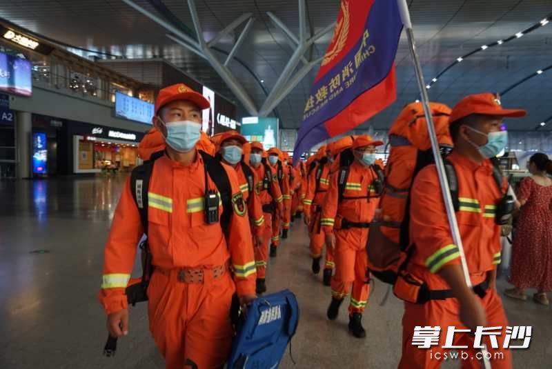 湖南消防增援力量乘車出發(fā)前往四川抗洪一線,。長沙晚報(bào)通訊員 陳子德 攝