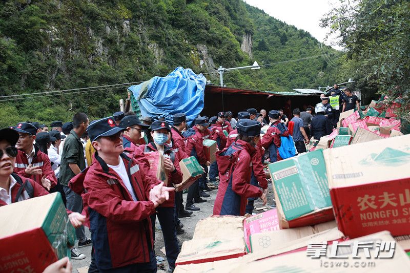 應(yīng)急醫(yī)療隊(duì)員在應(yīng)急演練途中遭遇車禍。