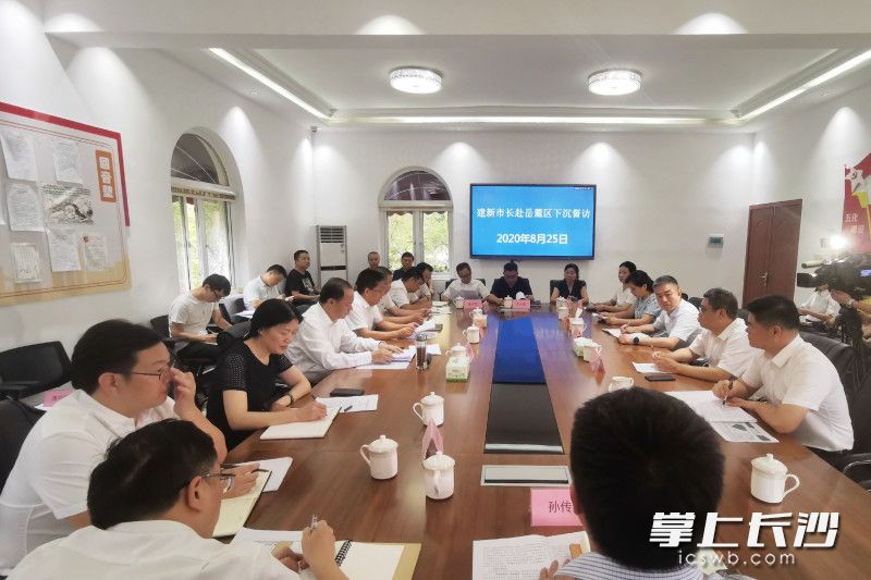 今天上午,，市委副書記,、市長(zhǎng),、湖南湘江新區(qū)黨工委書記鄭建新到岳麓區(qū)下沉督訪。