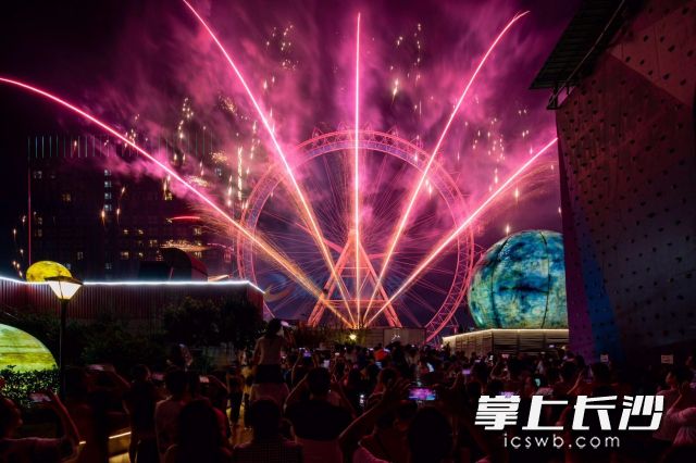 七夕夜,，瀏陽焰火在全國各地的夜空書寫下炙熱“情書”,。徐移波 攝
