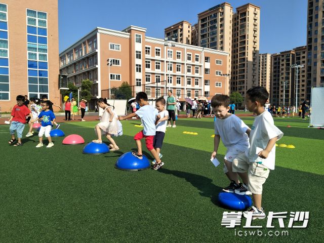 小朋友們手拉手，一起戰(zhàn)勝困難,。