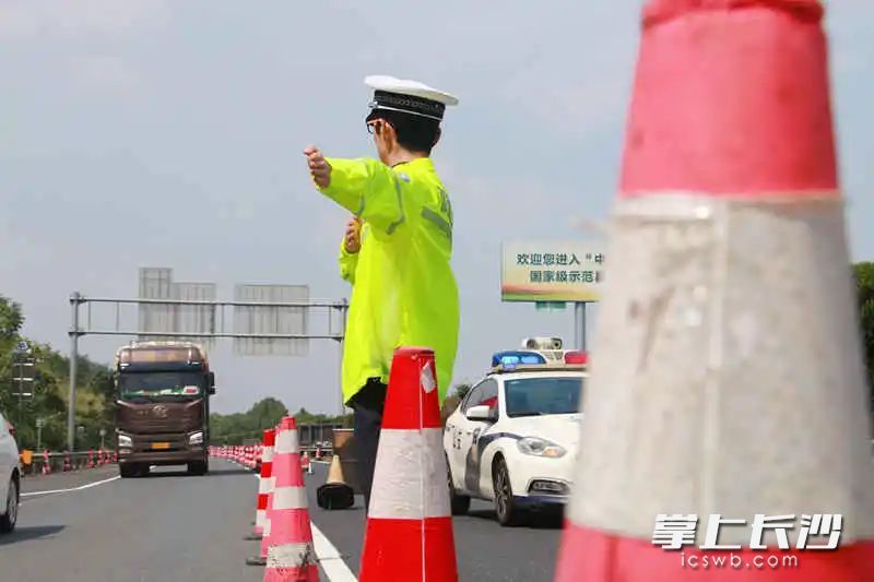 高速交警在施工路段進(jìn)行指揮疏導(dǎo),。湖南高速警察供圖