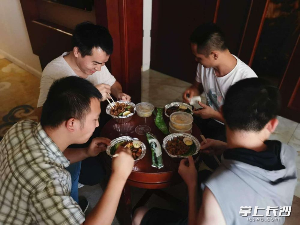 民警在辦案過程中吃盒飯,。