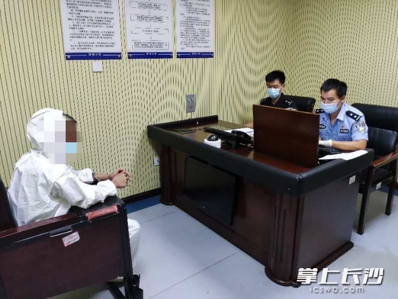 民警對嫌疑人進(jìn)行審訊,。