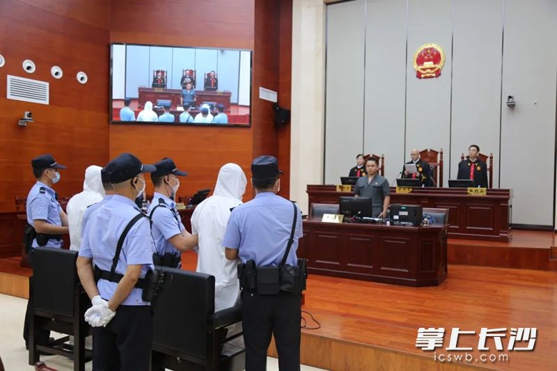 二審?fù)彫F(xiàn)場,。長沙晚報(bào)通訊員皮曼婷攝