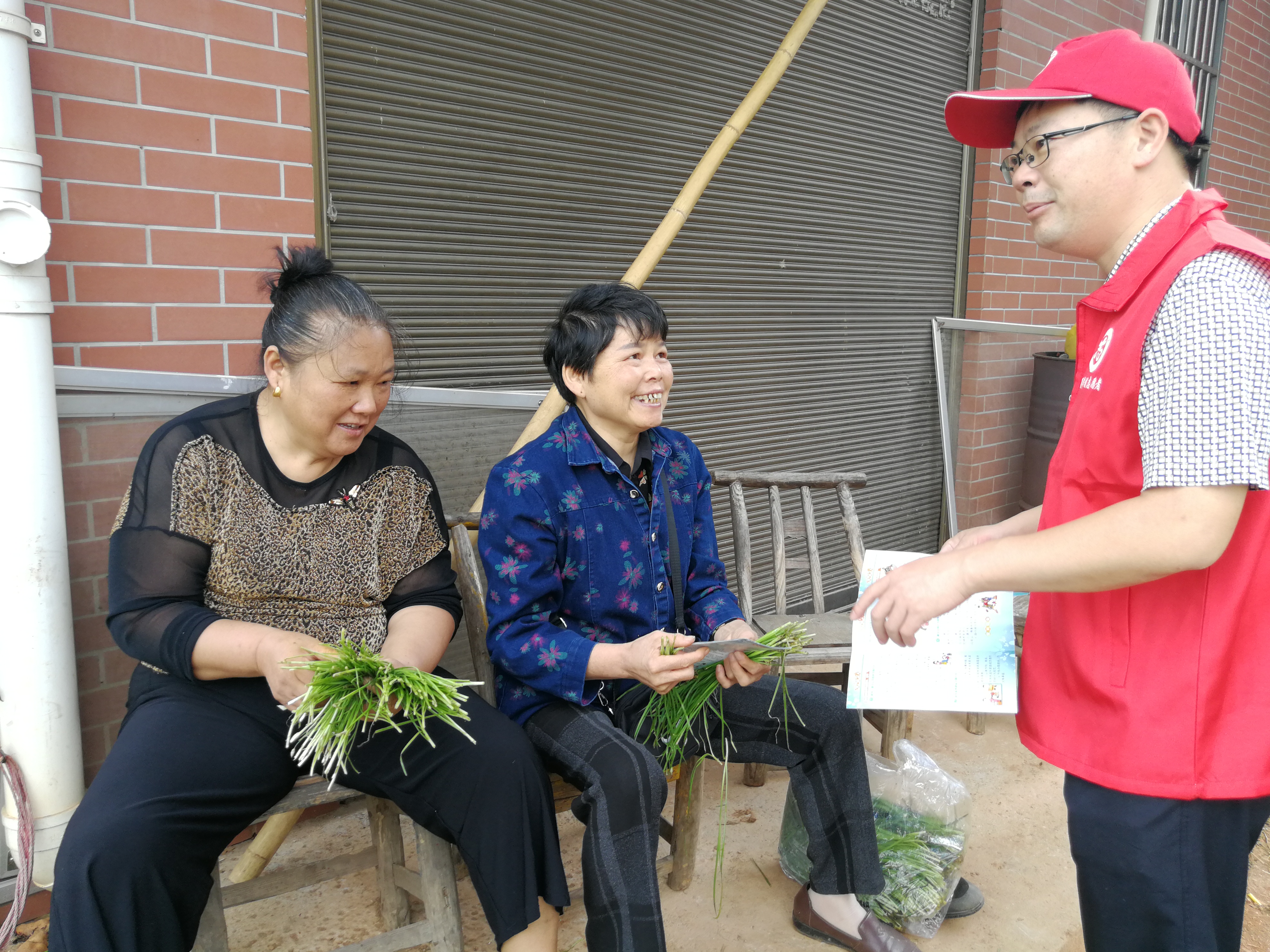 黨員干部帶頭走街串巷集中進(jìn)行環(huán)境整治，夏鐸鋪鎮(zhèn)人大主席楊望偉正在給居民發(fā)放文明創(chuàng)建宣傳資料,。長(zhǎng)沙晚報(bào)全媒體記者 張禹 攝