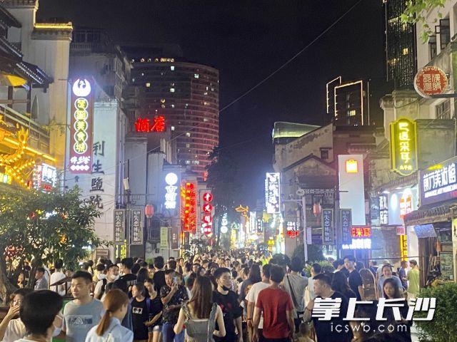 太平街在深夜依然活色生香,、人頭攢動,。