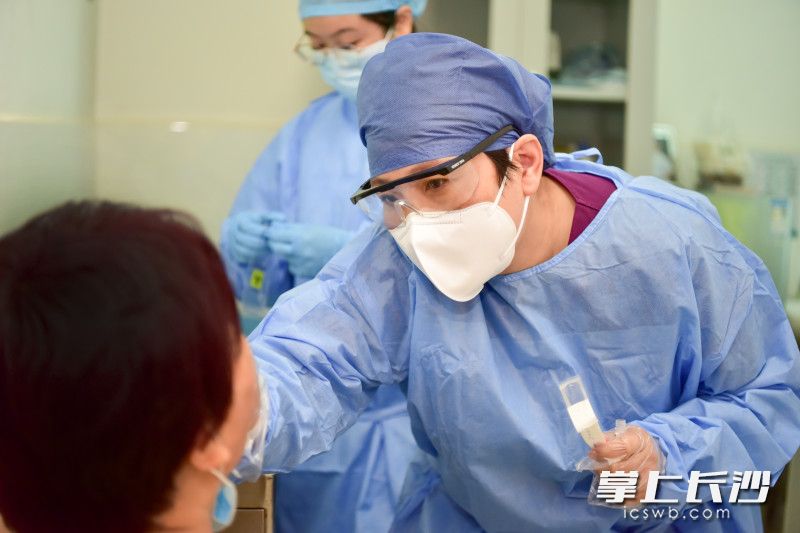 長沙市第一醫(yī)院的醫(yī)護人員正在為受檢者采集咽拭子,。長沙晚報通訊員 潘燕 攝