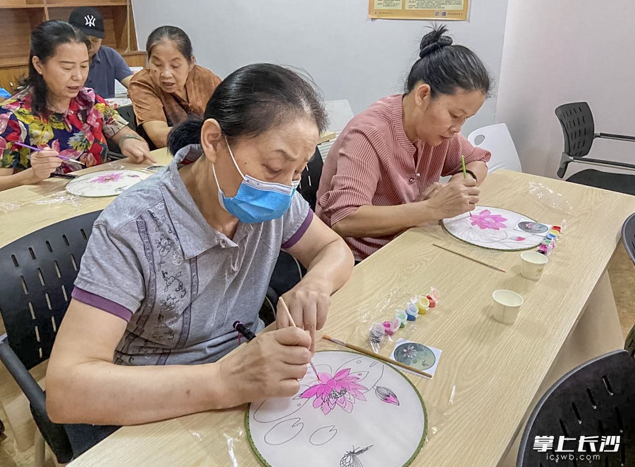“手繪廉潔扇，黨群沐清風(fēng)”主題活動(dòng)現(xiàn)場(chǎng)