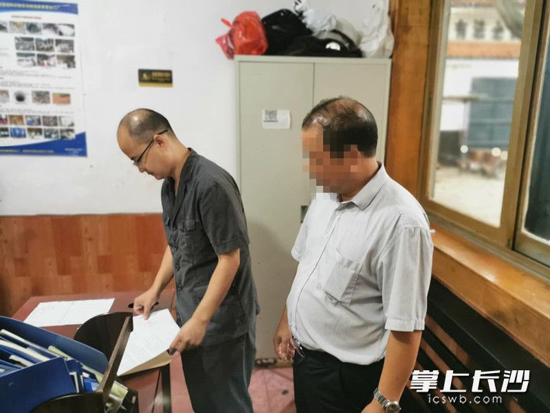 執(zhí)行法官查閱賬目,，并準(zhǔn)備對(duì)被執(zhí)行人采取拘留措施,。寧鄉(xiāng)法院供圖