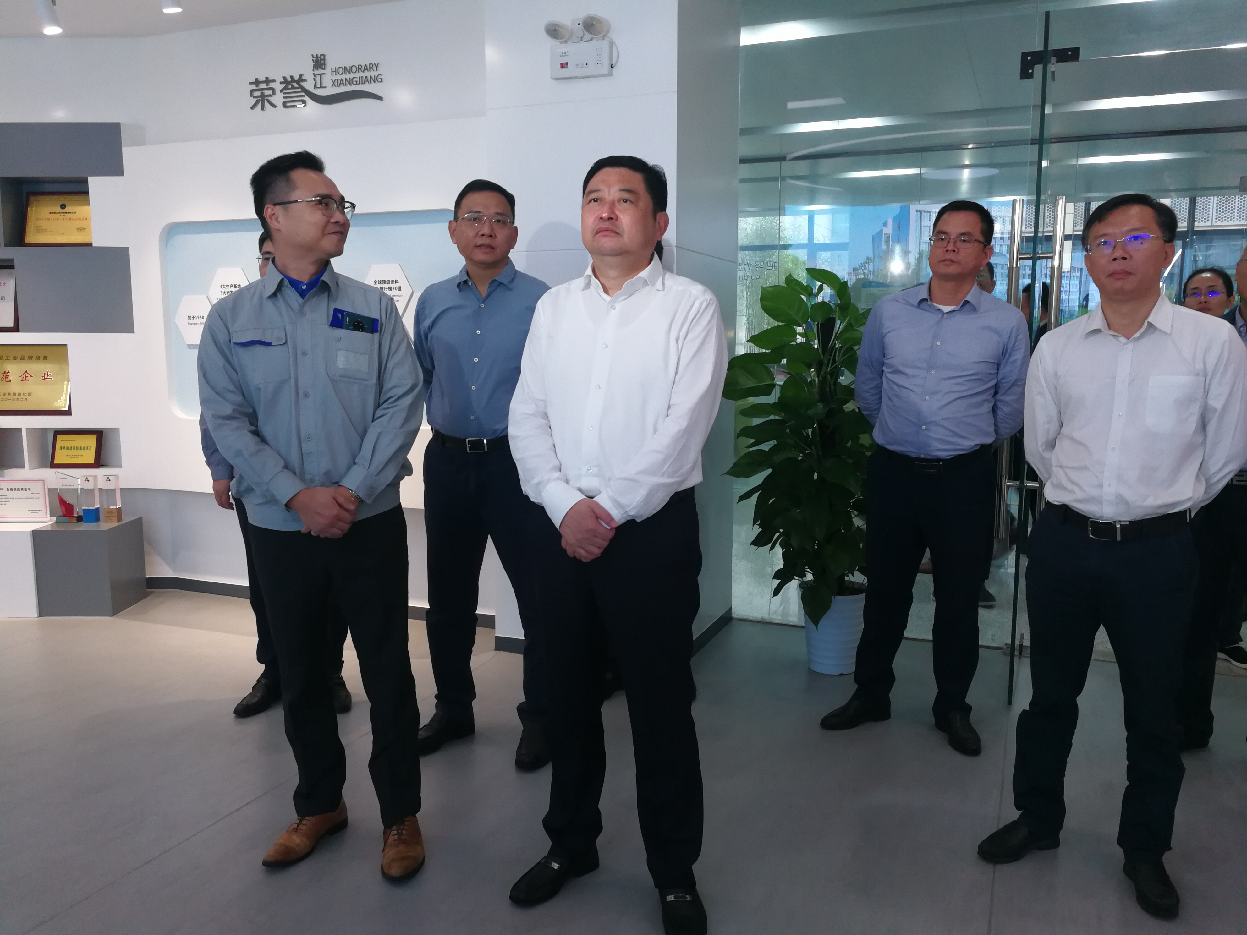 18日,，市委常委,、常務副市長夏建平帶隊到園區(qū)檢查安全生產(chǎn)工作,。圖為夏建平（中）在望城經(jīng)開區(qū)湖南湘江涂料集團有限公司進行檢查,。圖片均由長沙晚報全媒體記者 黎鐵橋攝