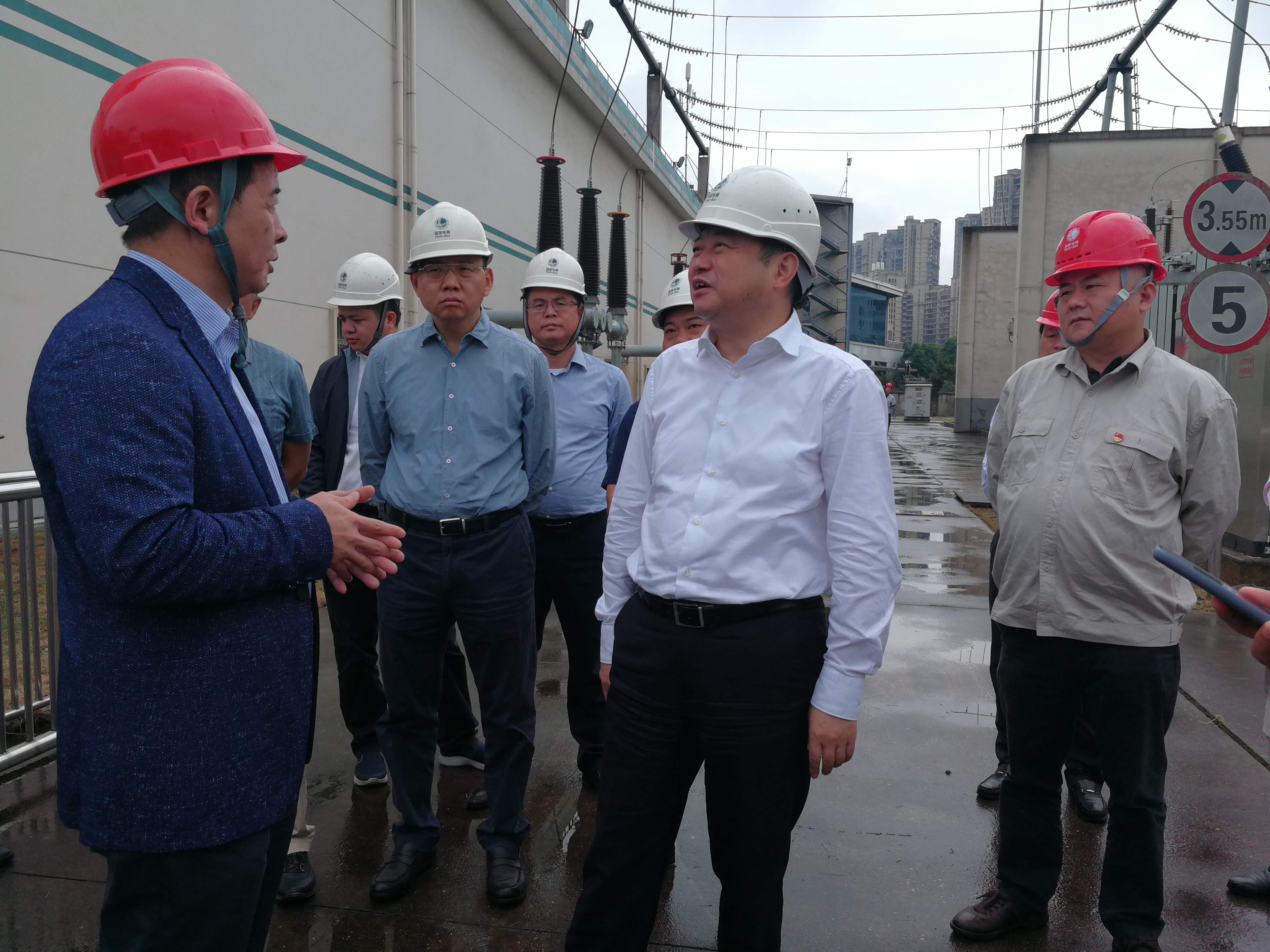 夏建平（中）在長沙高新區(qū)延龍220KV變電站進行安全生產(chǎn)檢查督導。   
