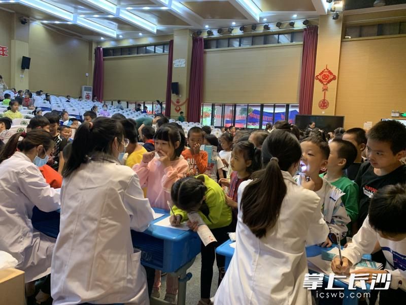 醫(yī)生走進兩所小學(xué)開展口腔健康體檢,，約三分之二的小學(xué)生存在口腔健康問題,。 均為醫(yī)院供圖
