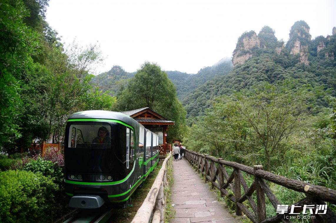 “滄海桑田號(hào)”觀光電車(chē)