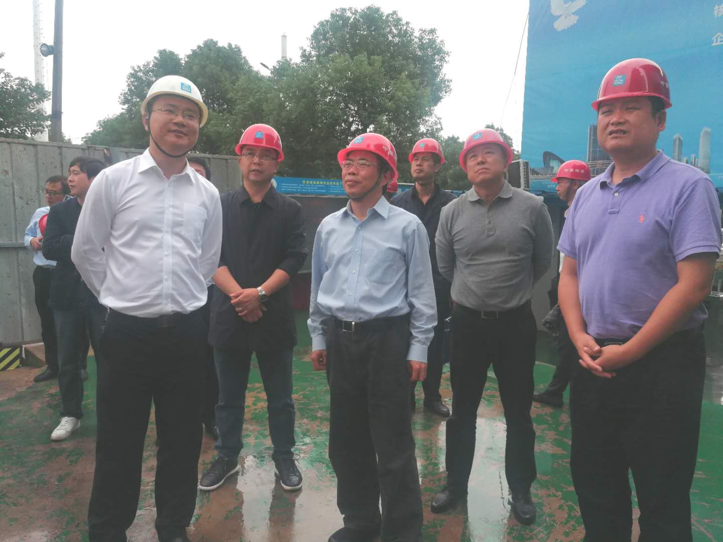 22日,，市委常委,、市委統(tǒng)戰(zhàn)部部長譚小平帶隊(duì)到天心區(qū)檢查安全生產(chǎn)工作。圖為譚小平（中）在華融湘江銀行總部建設(shè)工地進(jìn)行檢查,。   均為長沙晚報(bào)全媒體記者黎鐵橋攝