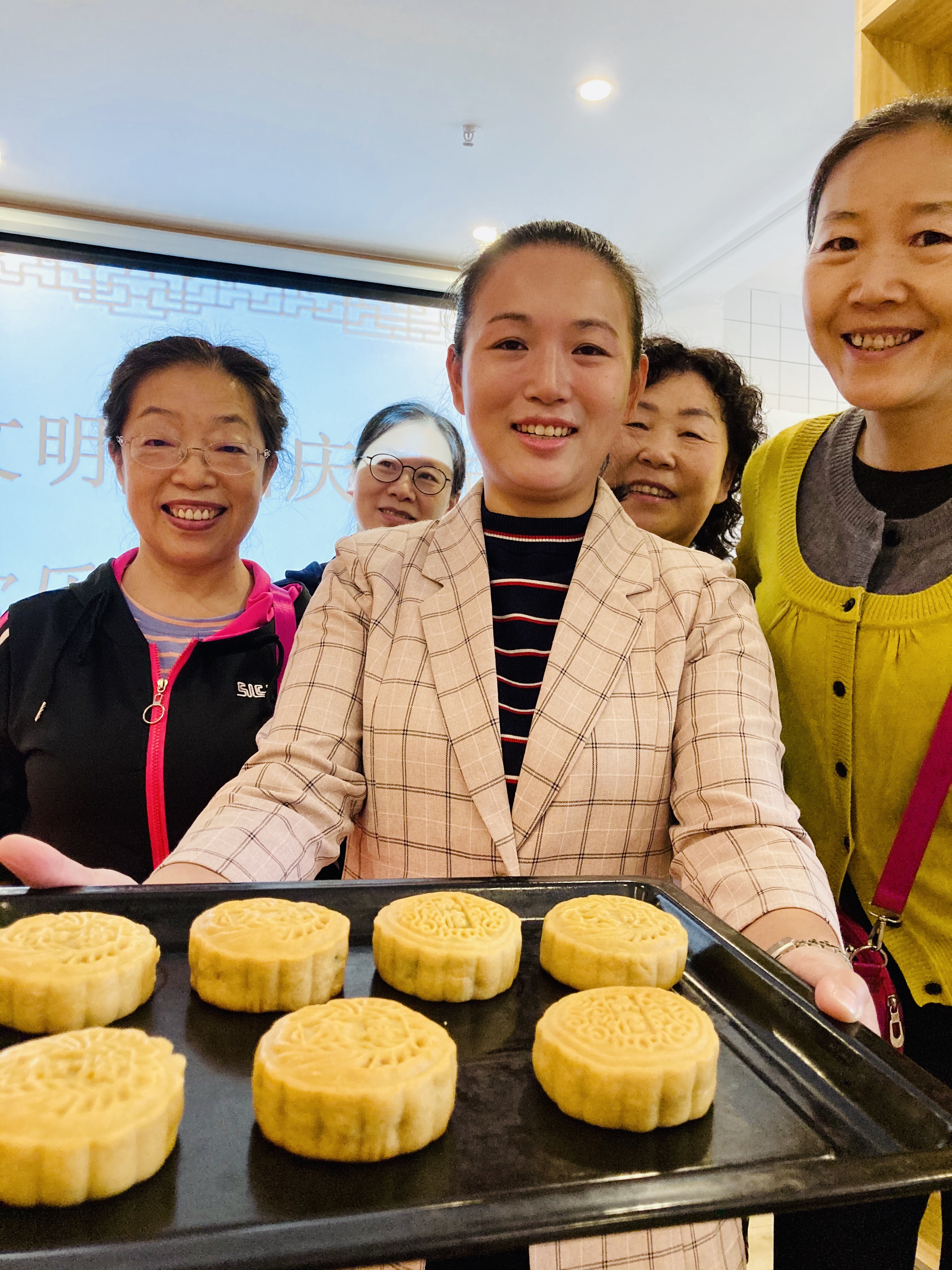 DIY“美德月餅”,，重溫社會(huì)主義核心價(jià)值觀,。 全媒體記者 李卓 攝