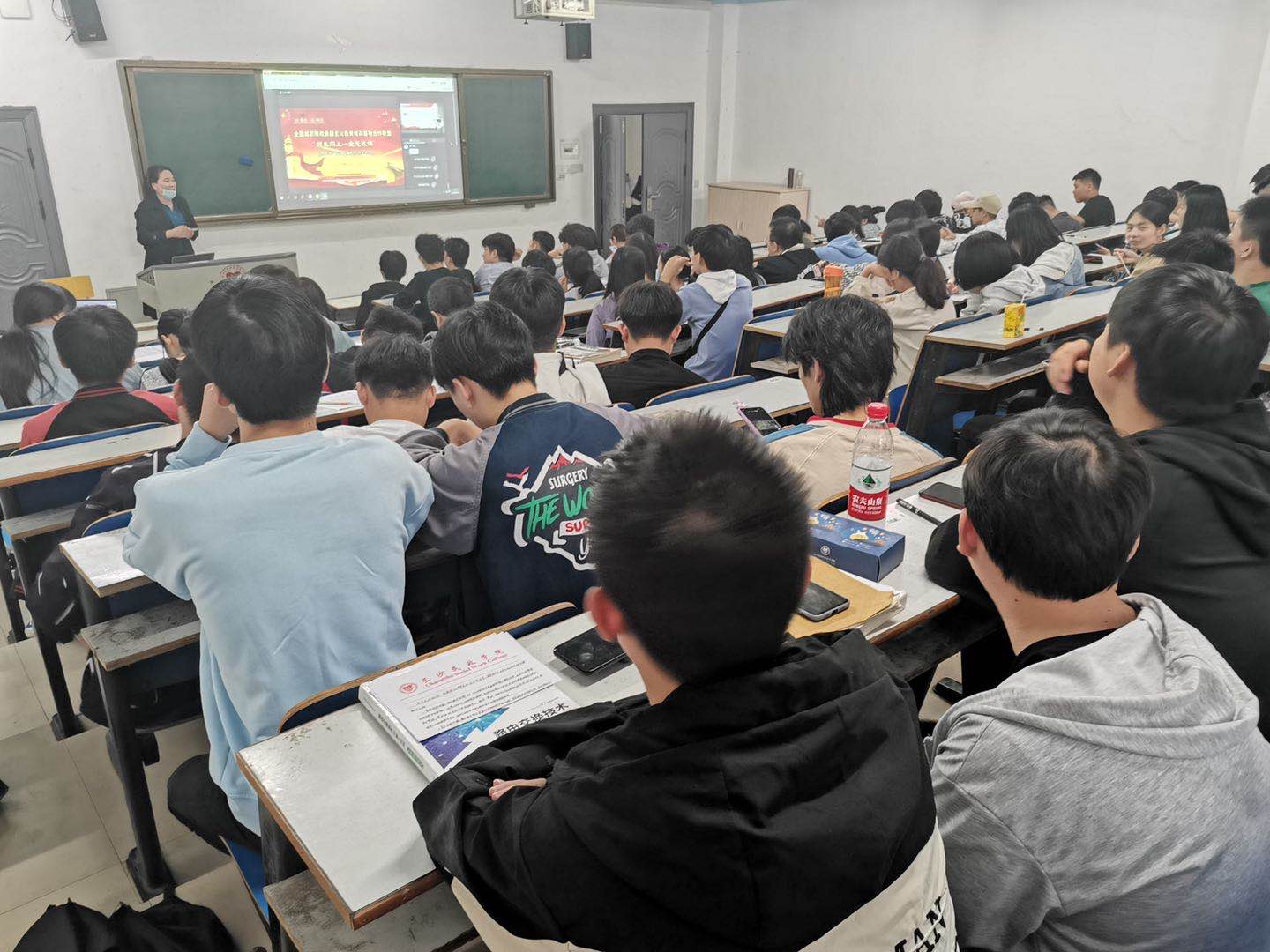 長沙民政職業(yè)技術(shù)學(xué)院的學(xué)生在教室觀看直播,。長沙晚報(bào)通訊員 覃揚(yáng)慶 王萍攝
