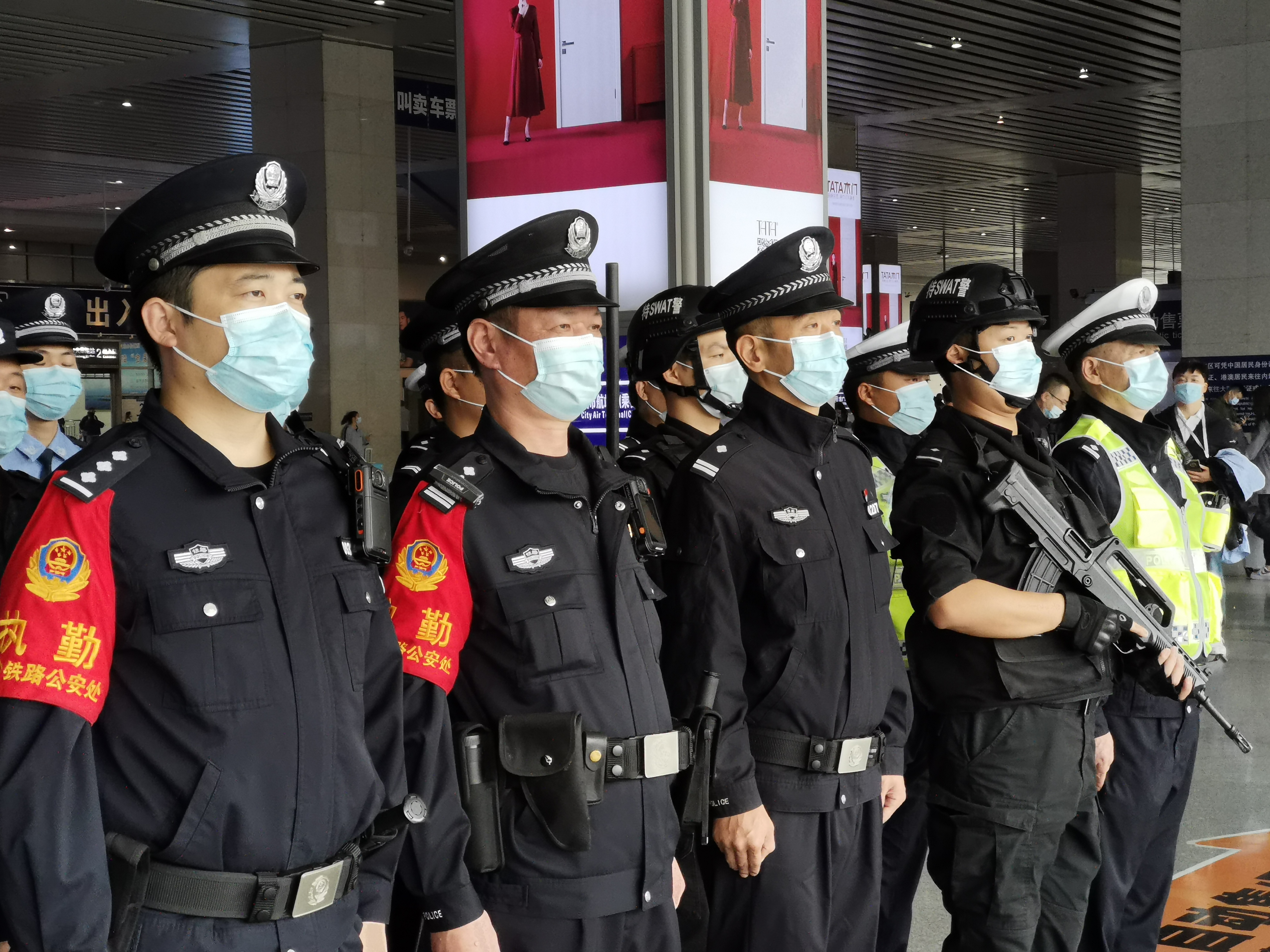 在長(zhǎng)沙火車南站,，鐵警聯(lián)合特警,、交警等多方警力開展演練。 長(zhǎng)沙晚報(bào)通訊員 張威 供圖