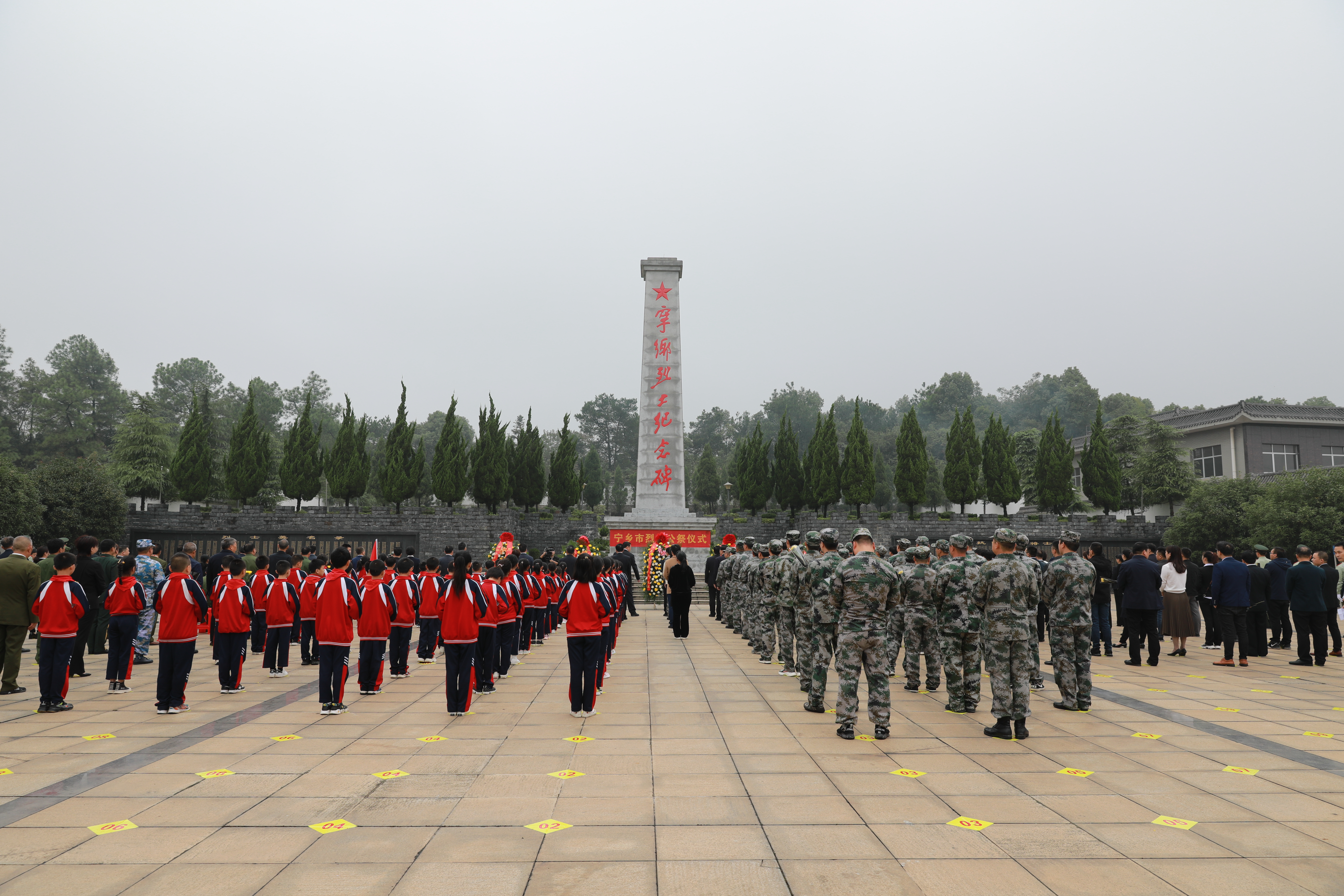 寧鄉(xiāng)市舉行烈士紀(jì)念日公祭活動。長沙晚報全媒體記者 張禹 通訊員 胡小艷 攝影報道 (5)