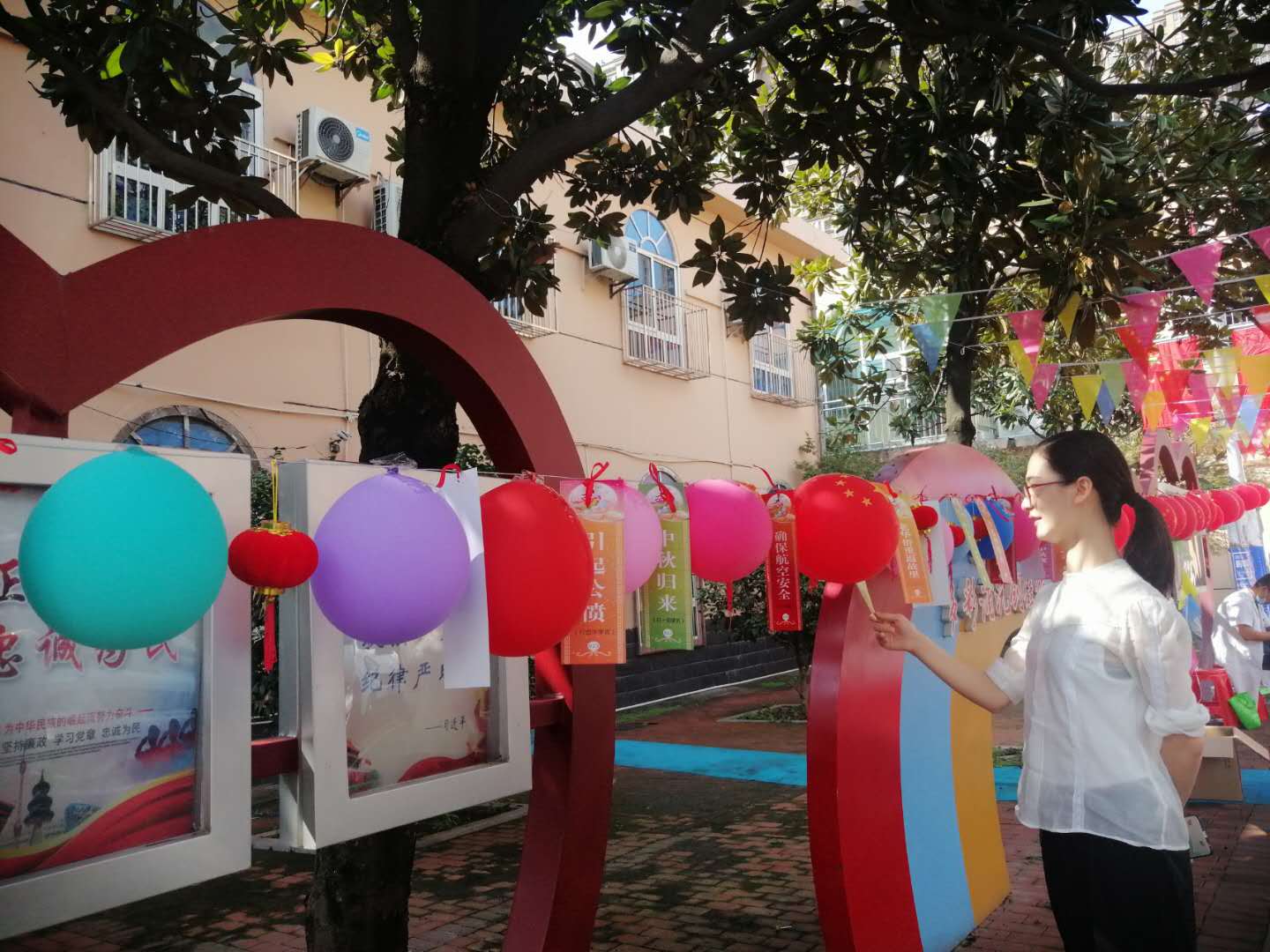 浦沅社區(qū)舉行的感恩活動(dòng)上,，燈謎區(qū)吸引居民們腦力大激蕩。 均為長(zhǎng)沙晚報(bào)全媒體記者 胡媛媛 攝